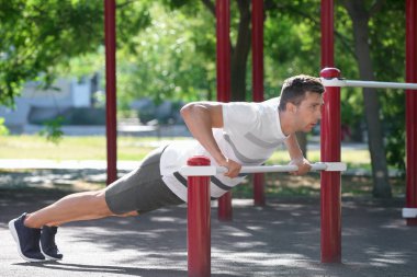 Sportif genç atletik alan açık havada eğitim adam