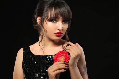 Profesyonel manikür ve siyah arka plan üzerine çiçek olan güzel kadın