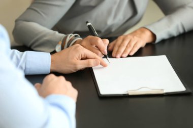 Kadın emlakçı'nın Office Belge imzalama