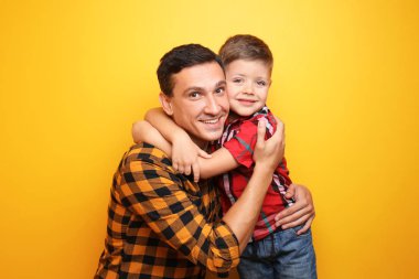 Küçük bir çocuk ve babası renk arka plan üzerinde