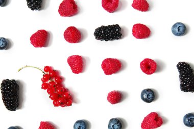 Beyaz arka planda lezzetli olgun meyveler