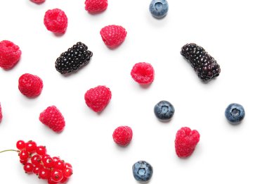 Beyaz arka planda lezzetli olgun meyveler