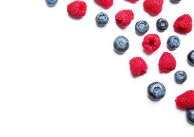 Beyaz arka planda lezzetli olgun meyveler