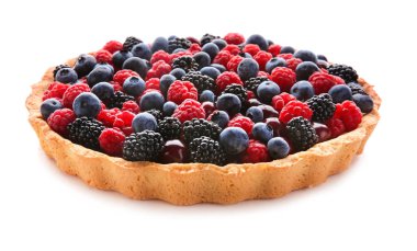 Beyaz arka planda olgun böğürtlenli lezzetli turta