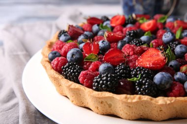 Lezzetli berry pie masada, closeup ile plaka