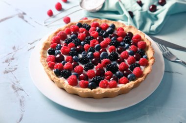 Lezzetli berry pie tablo ile plaka