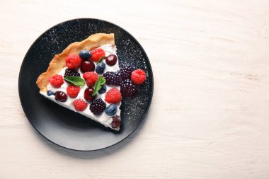 Lezzetli berry pie Beyaz ahşap masa üzerinde parça ile plaka
