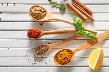 Ahşap arka plan üzerinde farklı baharatlar ile üstten görünüm kompozisyon