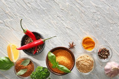 Işık arka plan üzerinde farklı baharatlar ile üstten görünüm kompozisyon