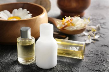 Doğal kozmetik ve masaya papatya çiçek