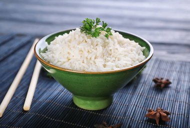 Masada beyaz haşlanmış pirinç kase