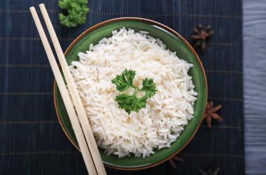 Masada beyaz haşlanmış pirinç kase