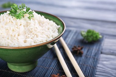 Masada beyaz haşlanmış pirinç kase