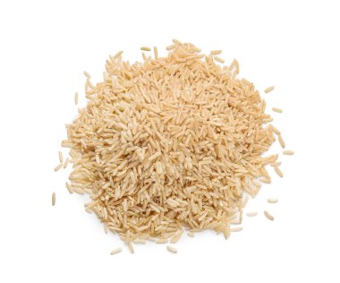 Kahverengi pirinç beyaz zemin üzerine yığını