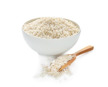 Kase ve beyaz arka plan üzerinde beyaz pirinç kepçe