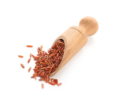 Beyaz zemin üzerine kırmızı pirinç ile ahşap Kepçe