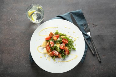 Plaka masada lezzetli Sezar salatası ile