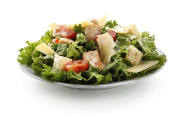 Beyaz arka planda lezzetli Sezar salatası.