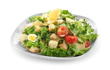 Beyaz arka planda lezzetli Sezar salatası.