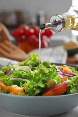 Zeytinyağı kase lezzetli sebze salatası ekleme