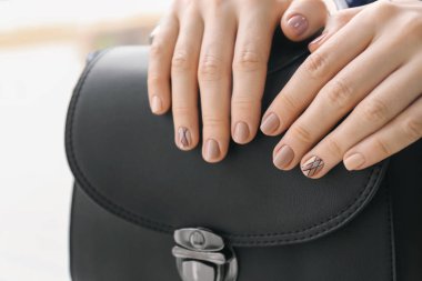 Güzel genç kadın ile ihale, portre profesyonel manikür eller