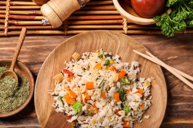 Sebze ve ahşap masa üzerinde yemek çubukları ile lezzetli pirinç levha