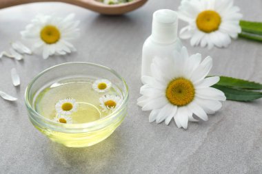 Papatya esans ve açık renkli kozmetik ile kase