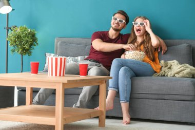 Genç çift kanepe evde film izlerken 3d gözlük