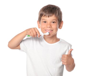 Küçük yakışıklı beyaz arka plan üzerinde diş fırçalama