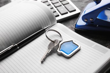 Biblo ve üstünde defter kalem ile anahtar. İpotek kavramı