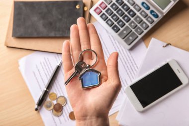 Kadın holding anahtar biblo ile. İpotek kavramı