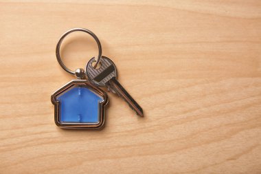 Ahşap masa üzerinde biblo anahtarla. İpotek kavramı