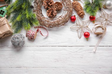 Ahşap masa güzel Noel kompozisyonu