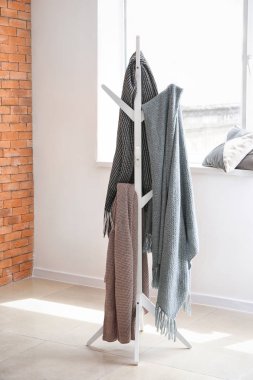 Askı ile kapalı sıcak İskoç şalılar