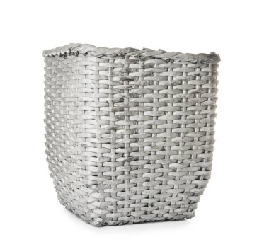 Beyaz arkaplanda hasır sepet