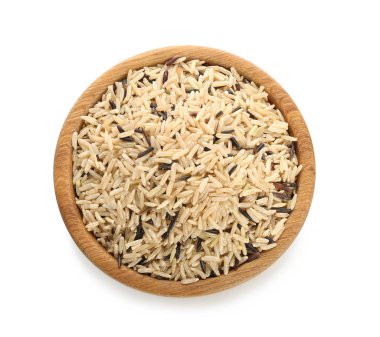 Beyaz arka plan üzerinde çiğ pirinç ile ahşap kase