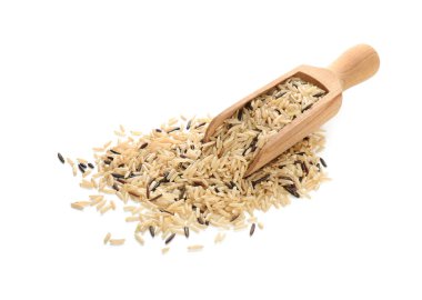 Beyaz arka plan üzerinde çiğ pirinç ile ahşap kepçe