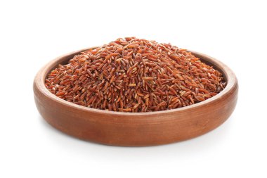 Beyaz zemin üzerine kırmızı çiğ pirinç ile ahşap plaka