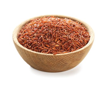 Beyaz zemin üzerine kırmızı çiğ pirinç ile ahşap kase