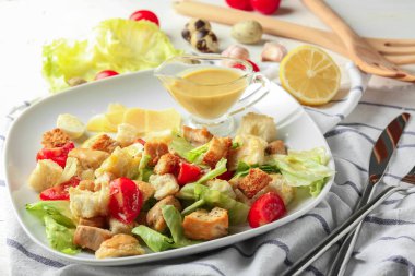 Tabakta lezzetli Sezar salatası, yakın plan.