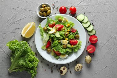 Lezzetli sebze salatası ve Maddeler tablosundaki kompozisyonu