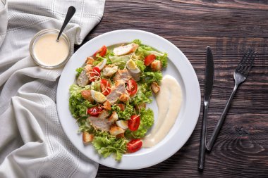 Makarna masada lezzetli Sezar salatası