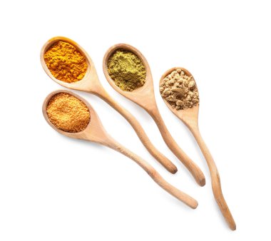 Beyaz arka plan üzerinde farklı baharatlar ile tahta kaşıklar