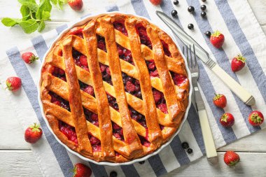 Ahşap masa üzerinde çilek ile lezzetli pasta