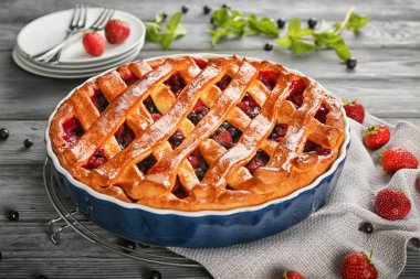 Ahşap masa üzerinde çilek ile lezzetli pasta