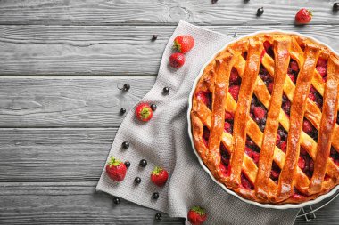 Ahşap masa üzerinde çilek ile lezzetli pasta