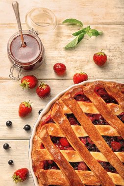 Ahşap masa üzerinde çilek ile lezzetli pasta