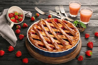 Ahşap masa üzerinde çilek ile lezzetli pasta