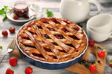 Ahşap masa üzerinde çilek ile lezzetli pasta