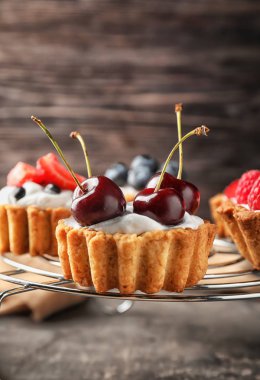 Lezzetli tartlets tablo ile kabin soğutma
